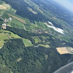 Flugwegposition um 09:34:37: Aufgenommen in der Nähe von Gemeinde Bad Blumau, Österreich in 1078 Meter